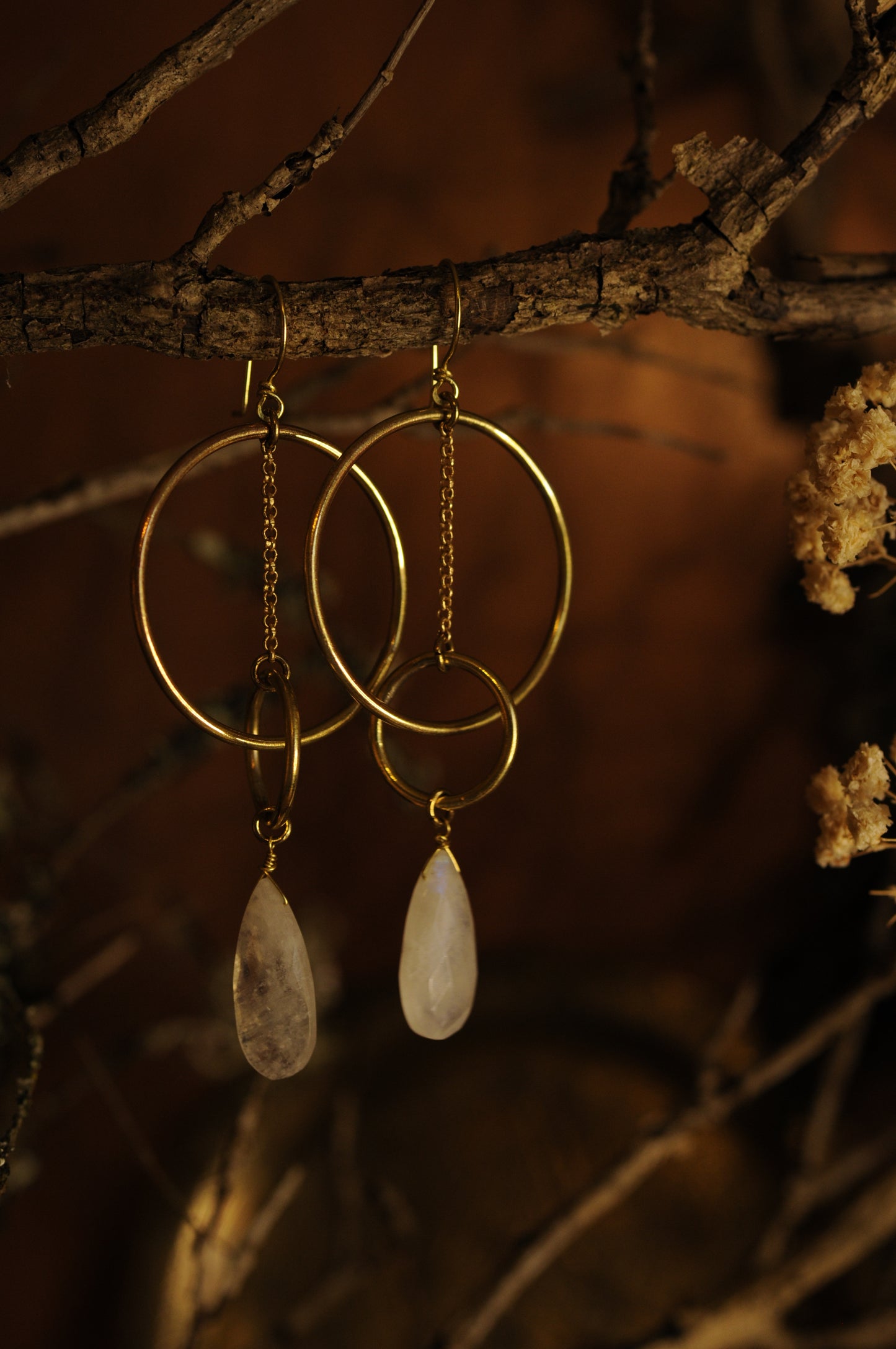 Longues boucles d'oreille Equilibre en laiton avec perle de labradorite blanche