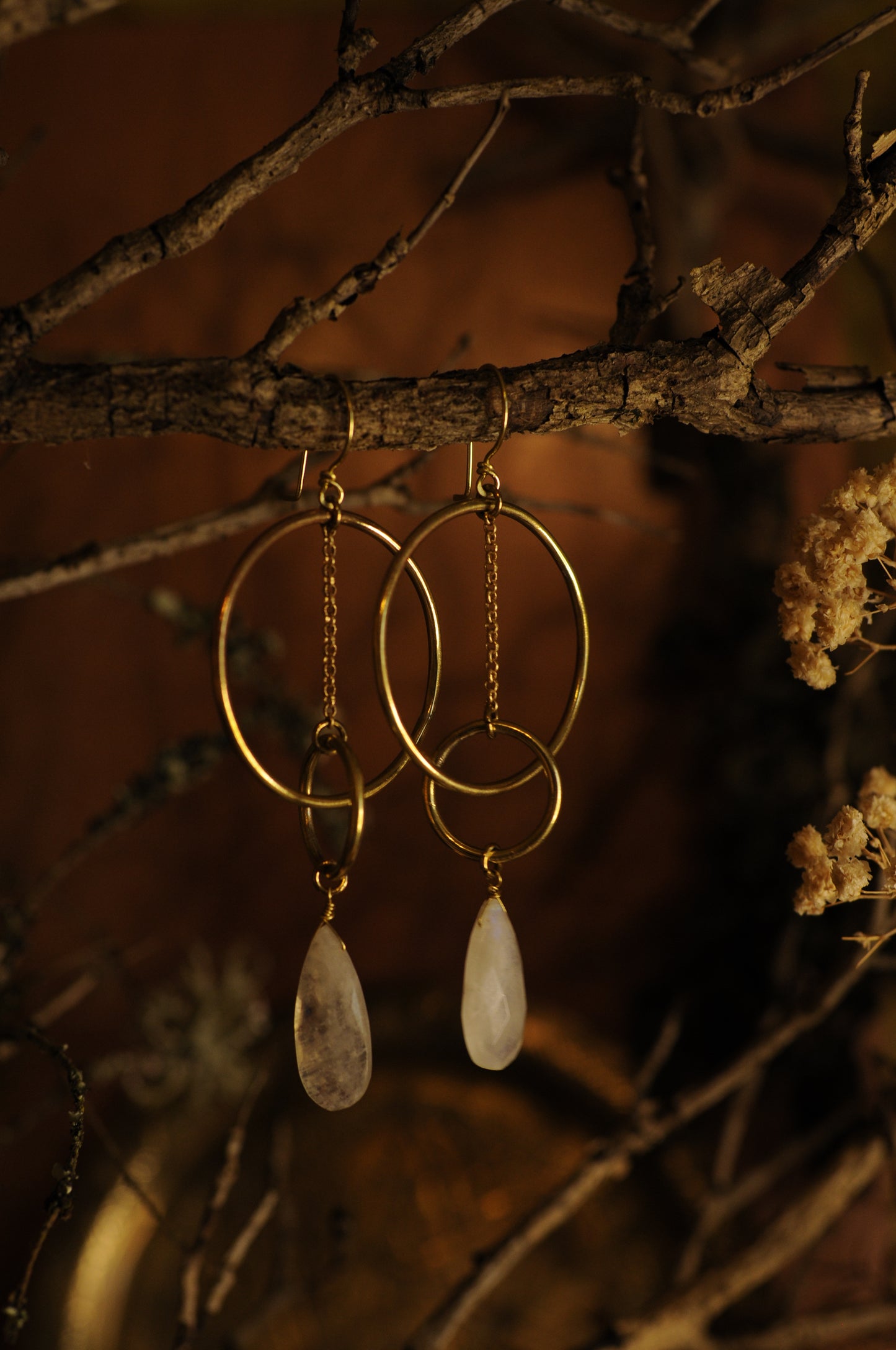 Longues boucles d'oreille Equilibre en laiton avec perle de labradorite blanche