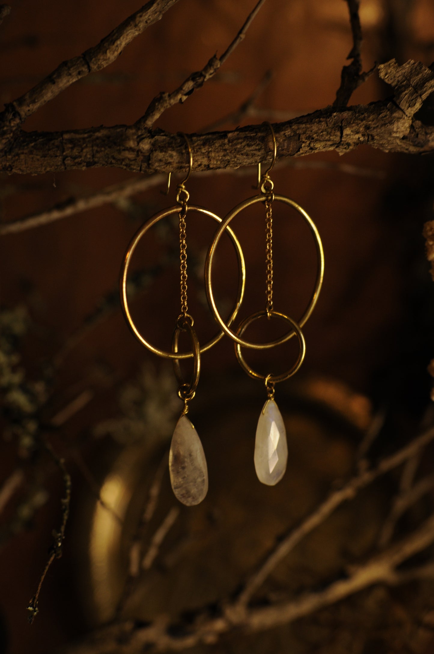 Longues boucles d'oreille Equilibre en laiton avec perle de labradorite blanche