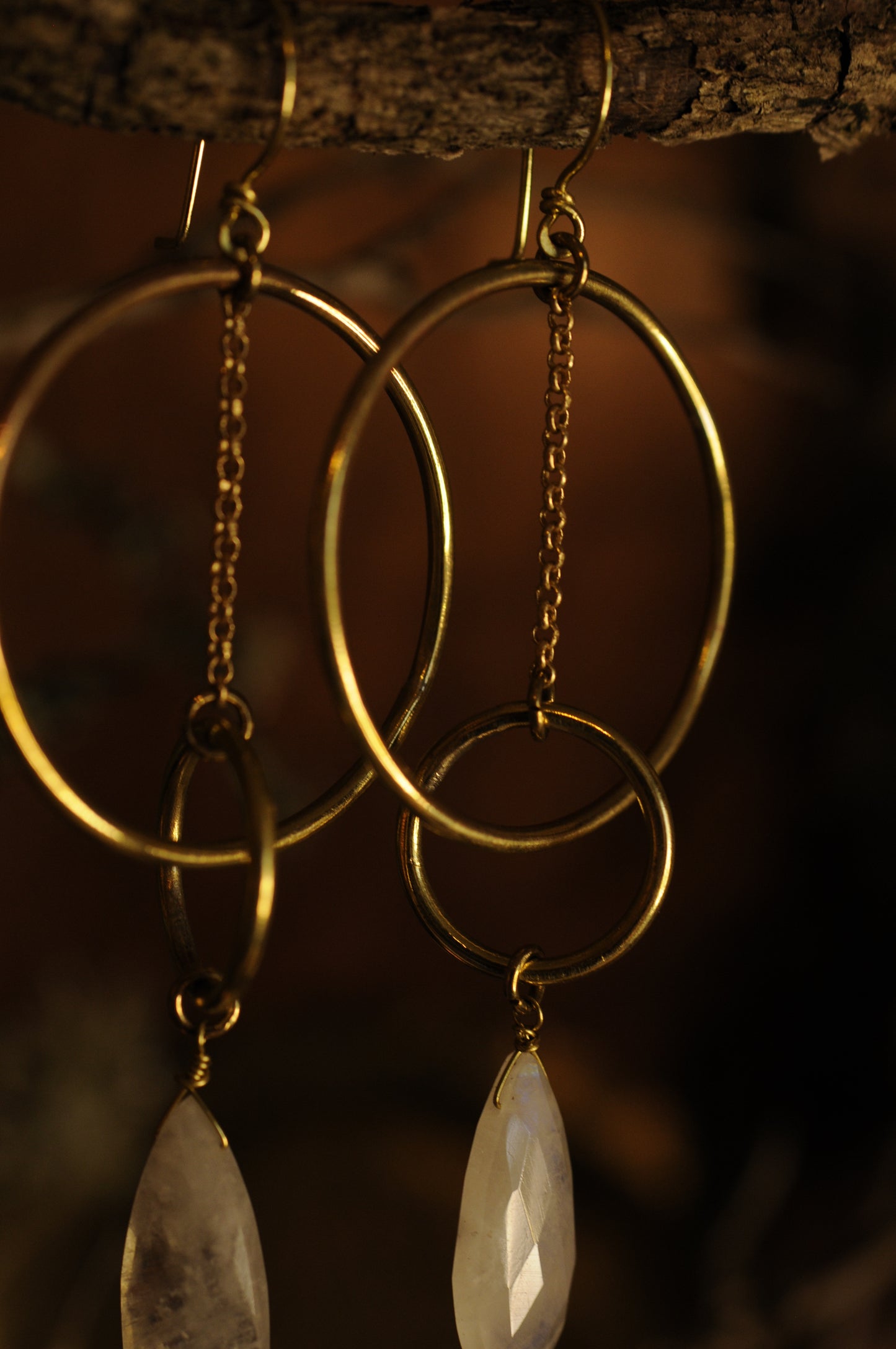 Longues boucles d'oreille Equilibre en laiton avec perle de labradorite blanche