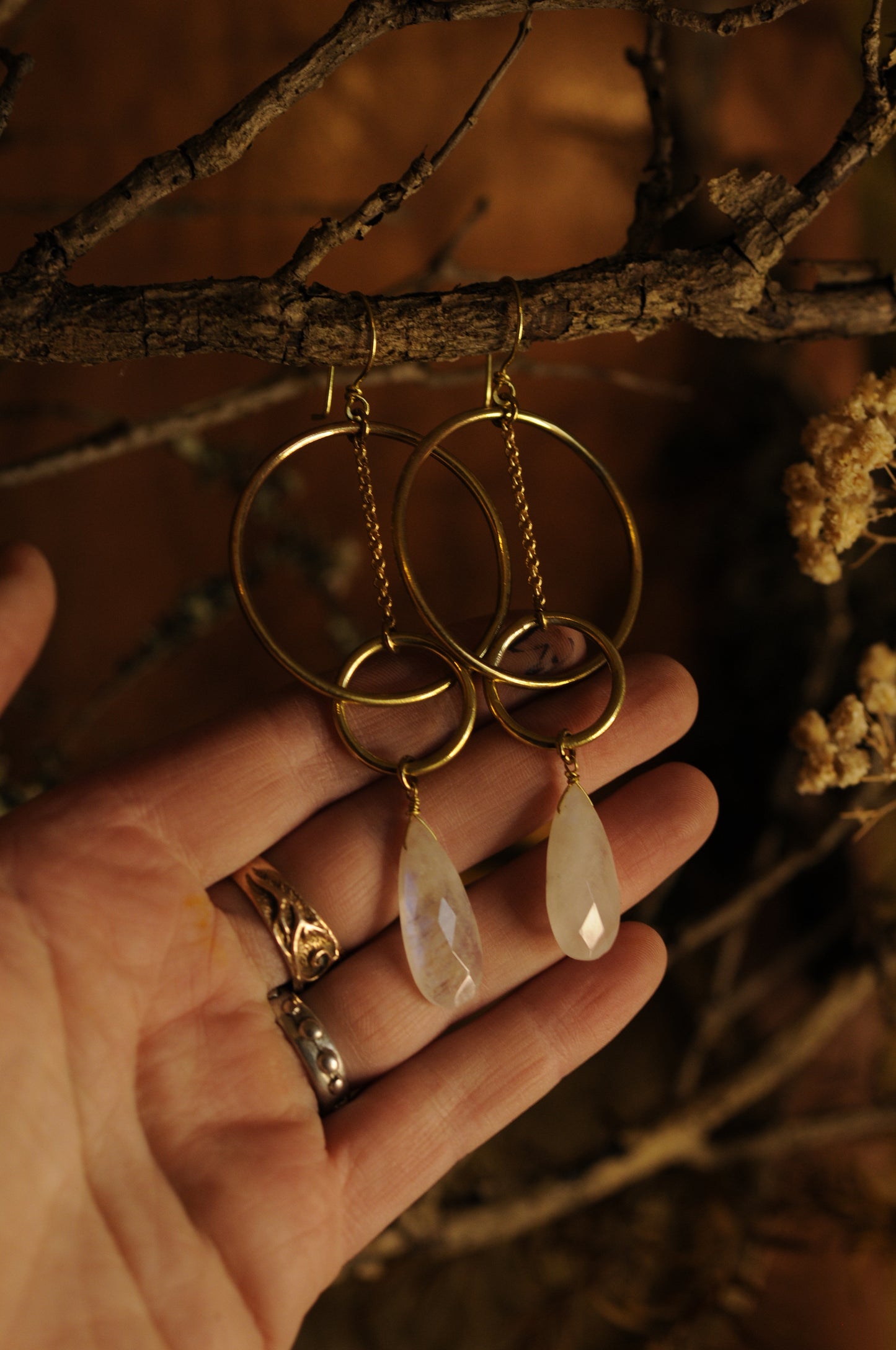 Longues boucles d'oreille Equilibre en laiton avec perle de labradorite blanche