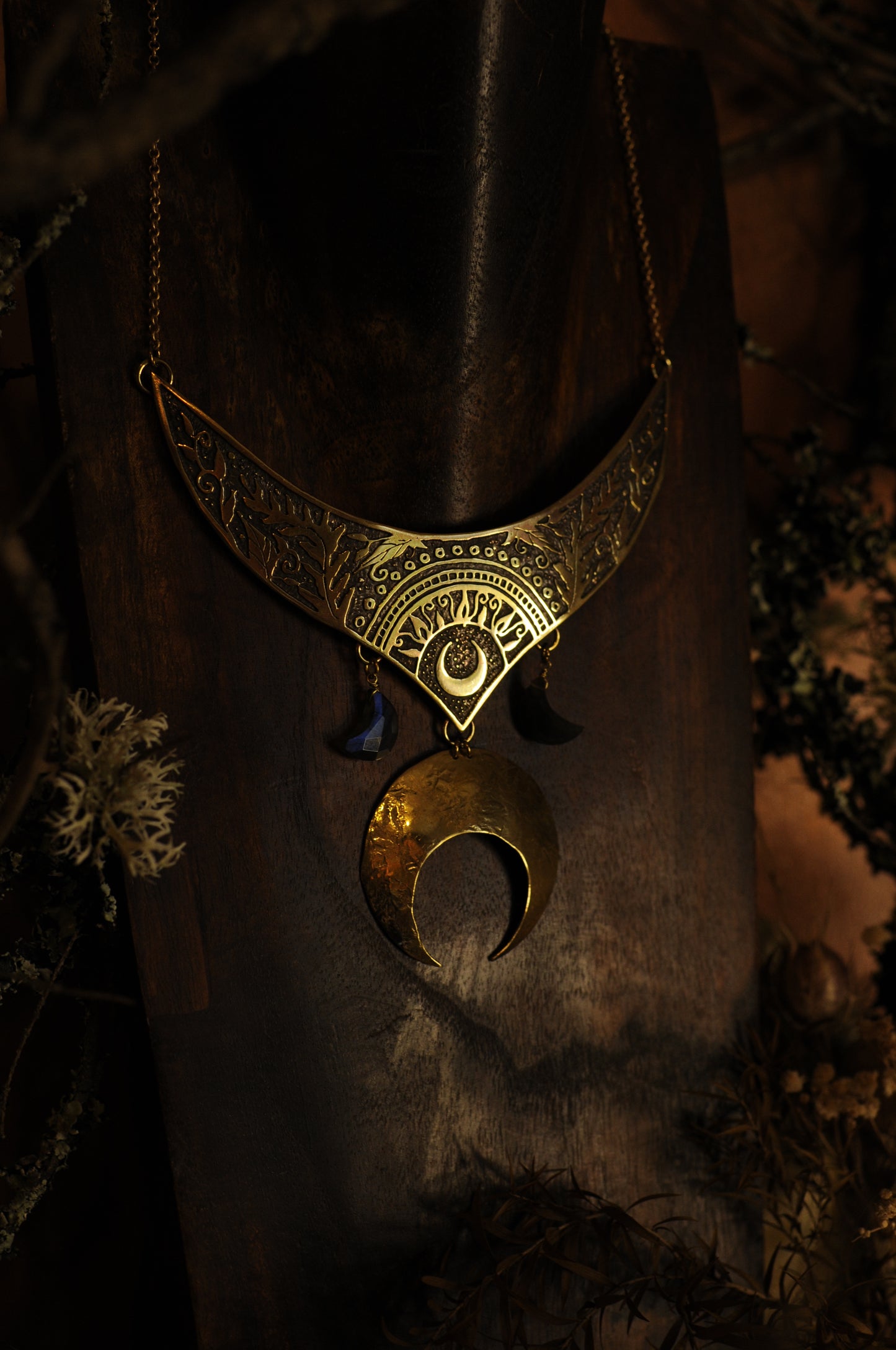 Collier plastron en laiton gravé avec grande lune en laiton et lune en labradorites