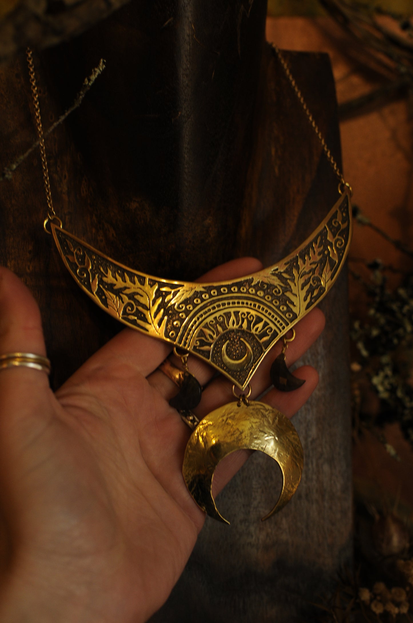 Collier plastron en laiton gravé avec grande lune en laiton et lune en labradorites