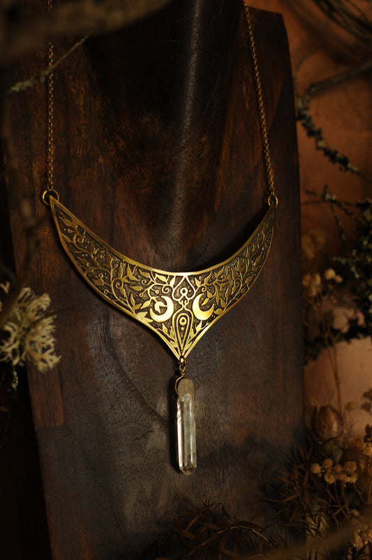 Petit plastron en laiton gravé avec pointe de quartz, motif déesse