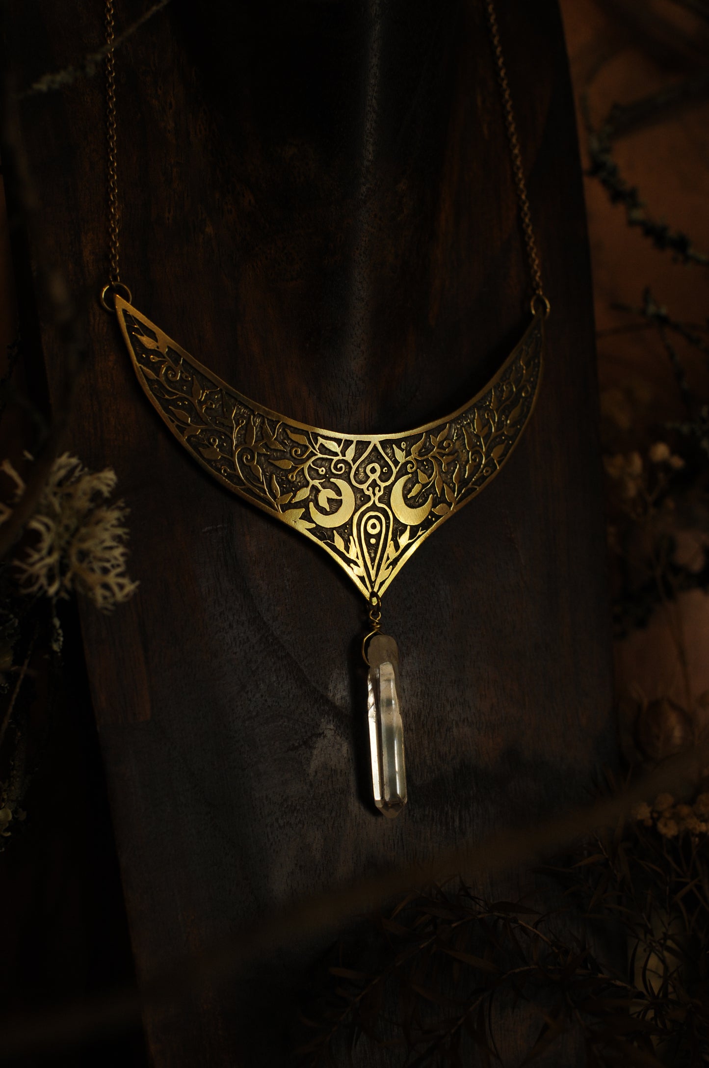 Petit plastron en laiton gravé avec pointe de quartz, motif déesse