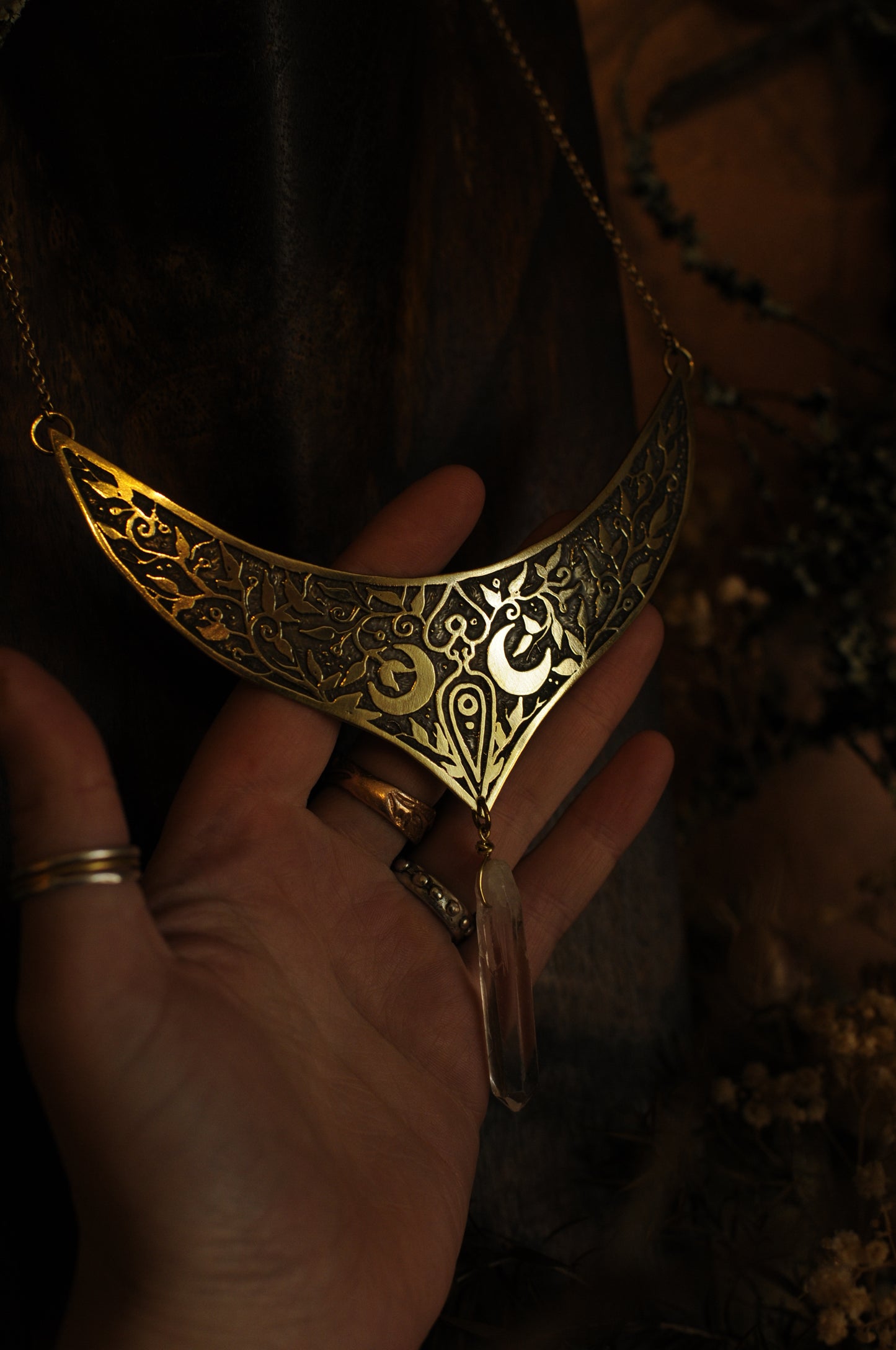 Petit plastron en laiton gravé avec pointe de quartz, motif déesse