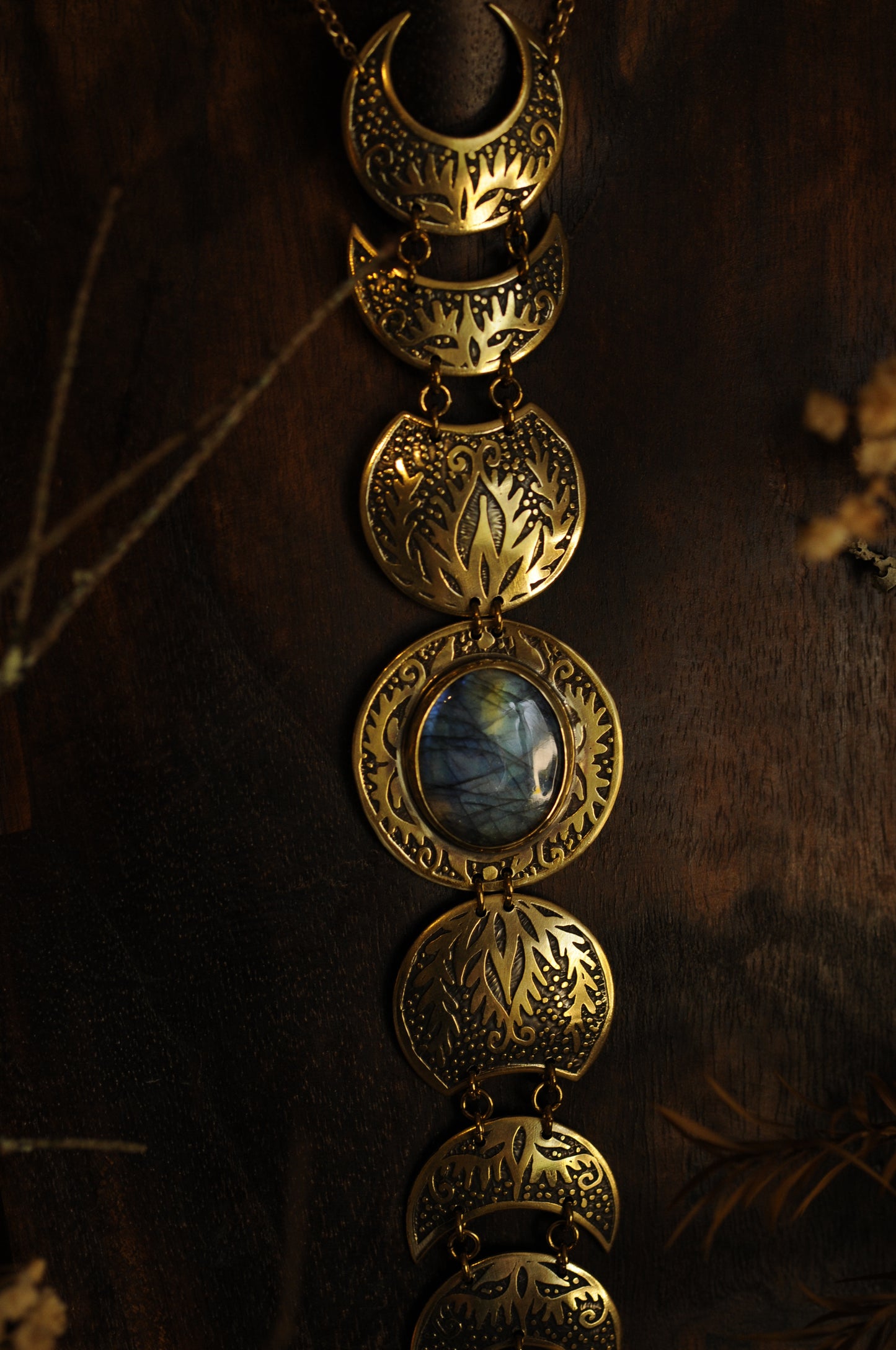 Grand bijou de corps Cycle lunaire en laiton gravé avec labradorite