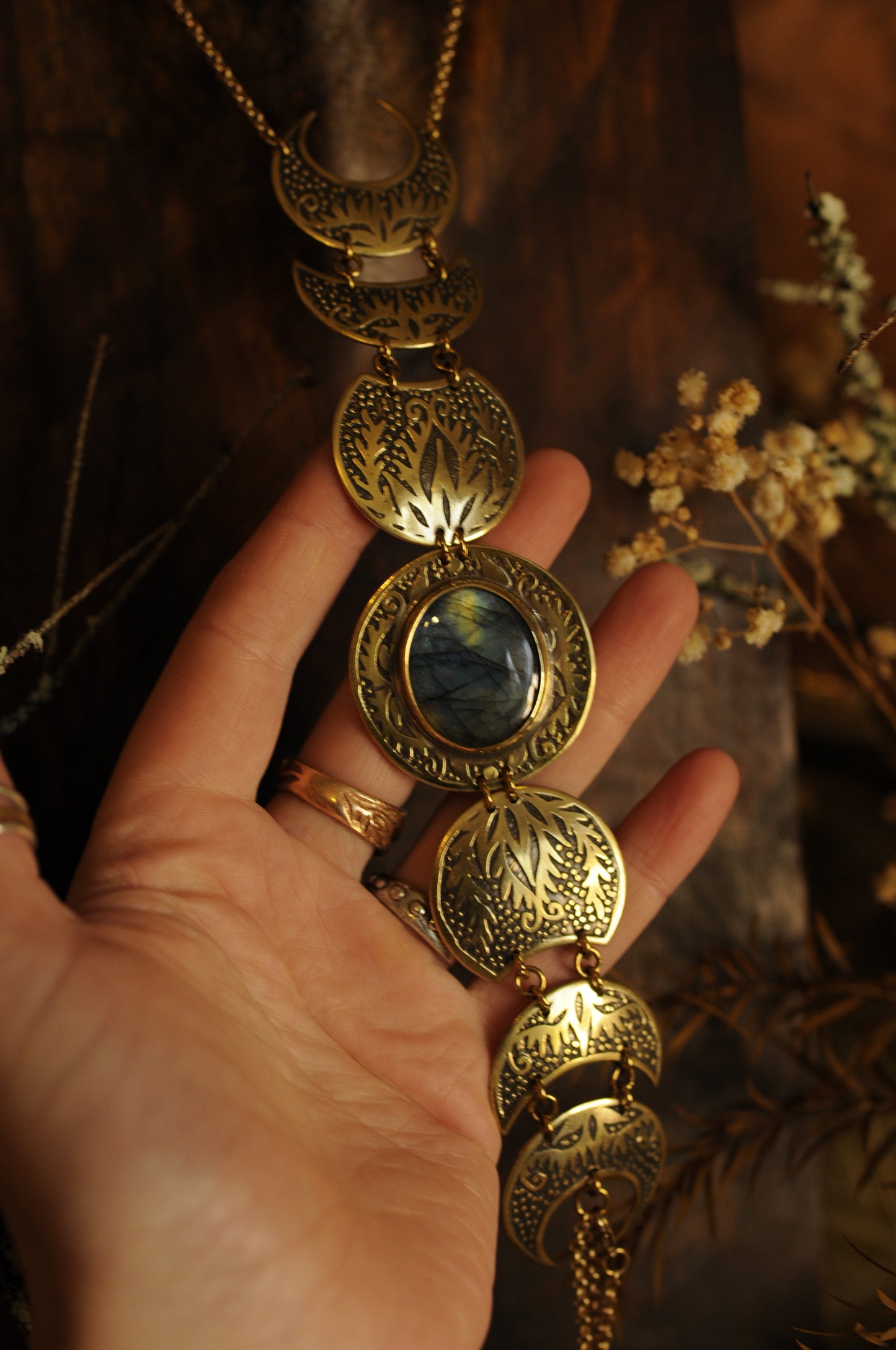 Grand bijou de corps Cycle lunaire en laiton gravé avec labradorite