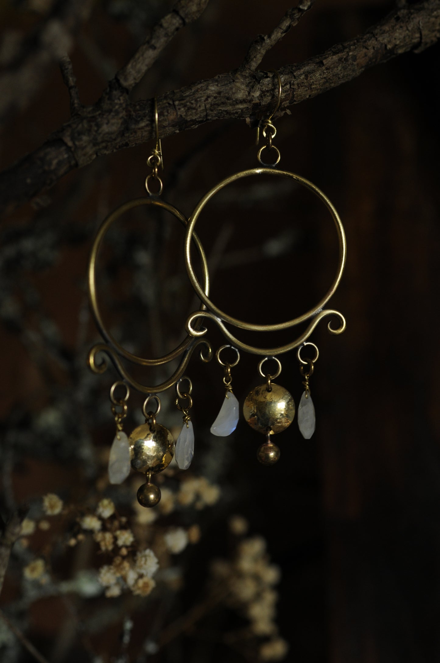 Boucles d'oreilles Triple lune en laiton et labradorites blanches