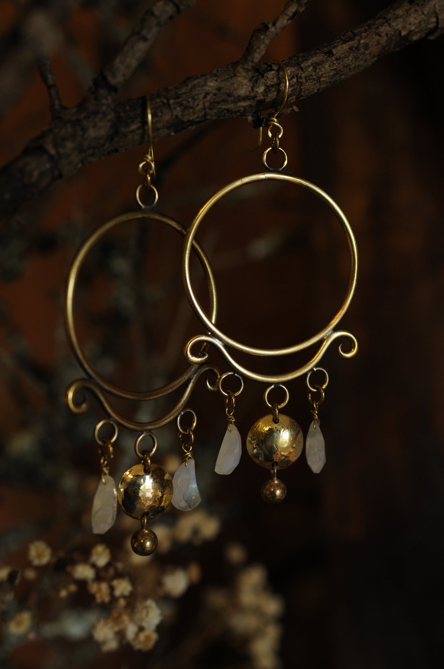 Boucles d'oreilles Triple lune en laiton et labradorites blanches