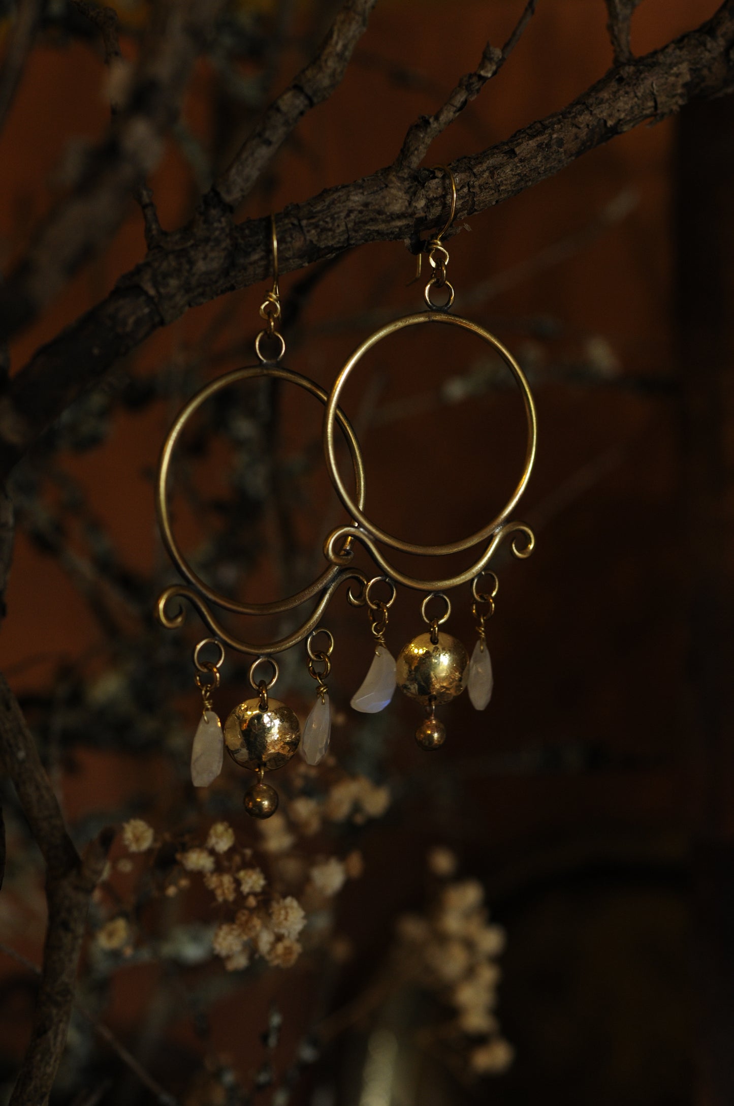 Boucles d'oreilles Triple lune en laiton et labradorites blanches