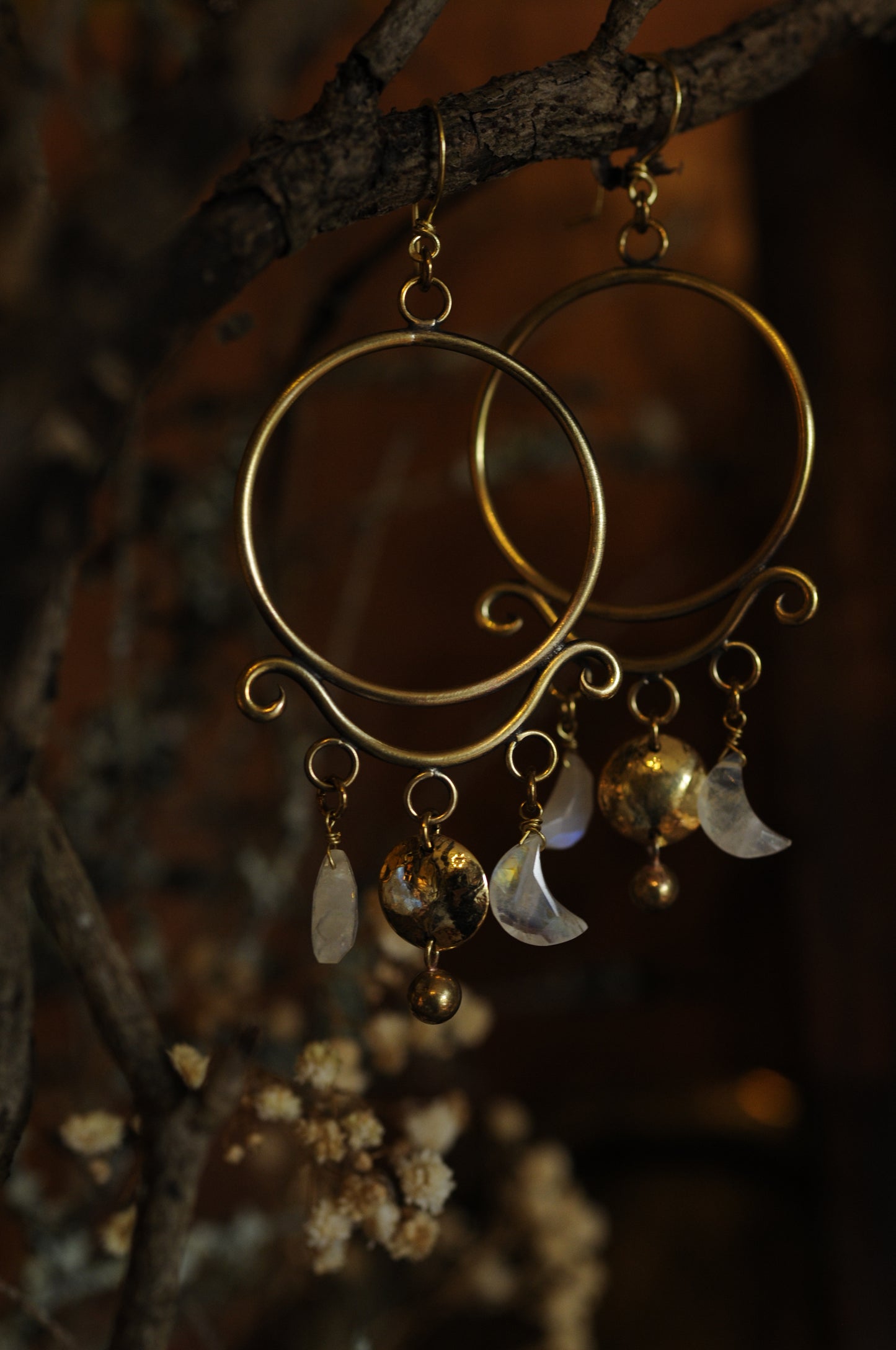 Boucles d'oreilles Triple lune en laiton et labradorites blanches