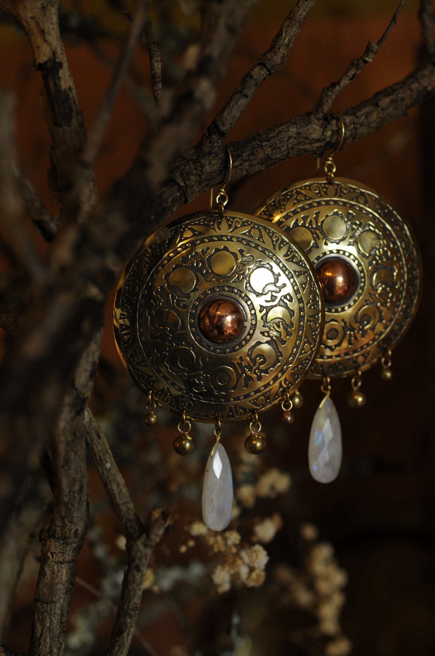 Très grandes boucles d'oreilles Bouclier cycle lunaire en laiton et labradorite blanche