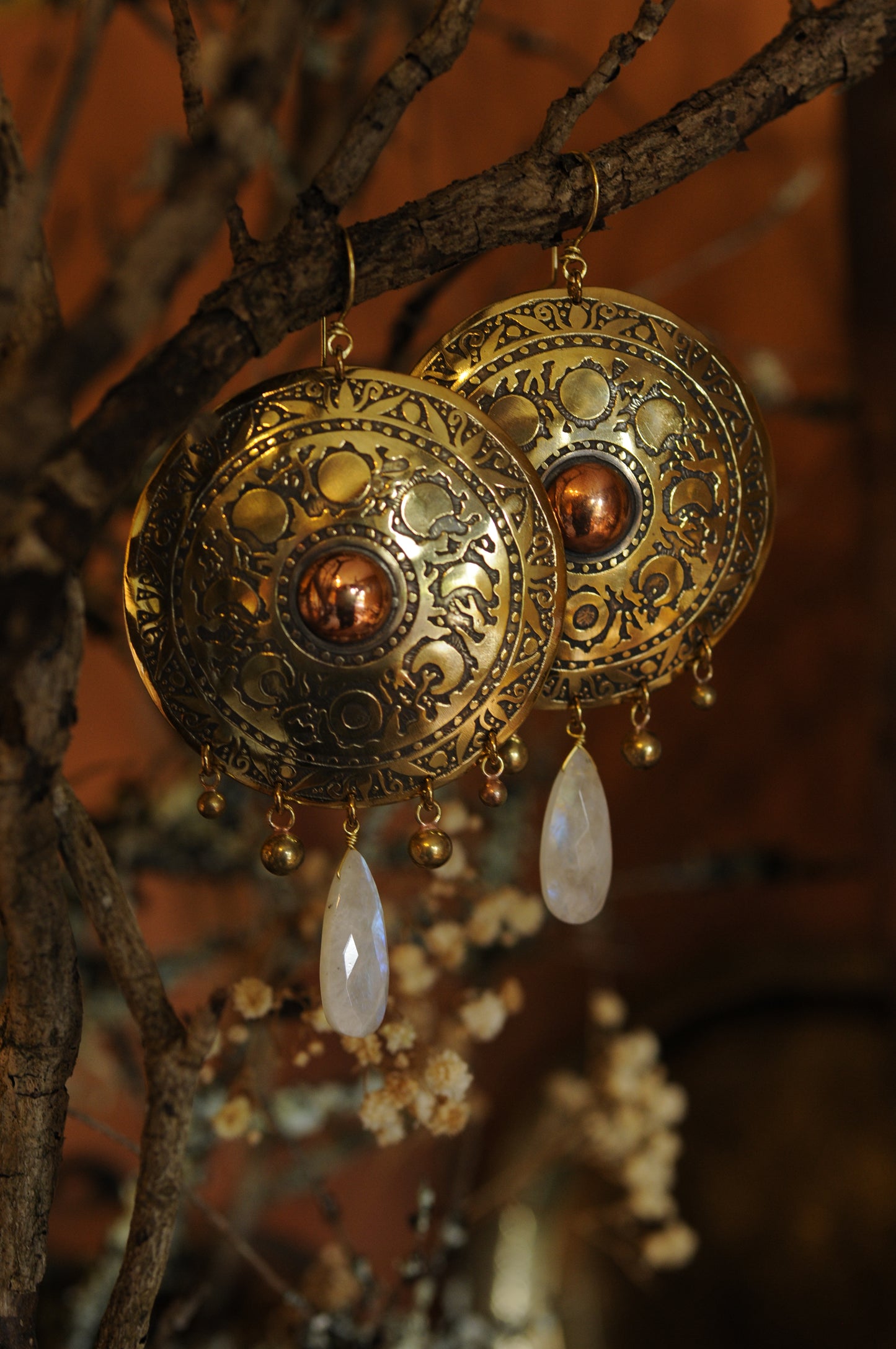 Très grandes boucles d'oreilles Bouclier cycle lunaire en laiton et labradorite blanche