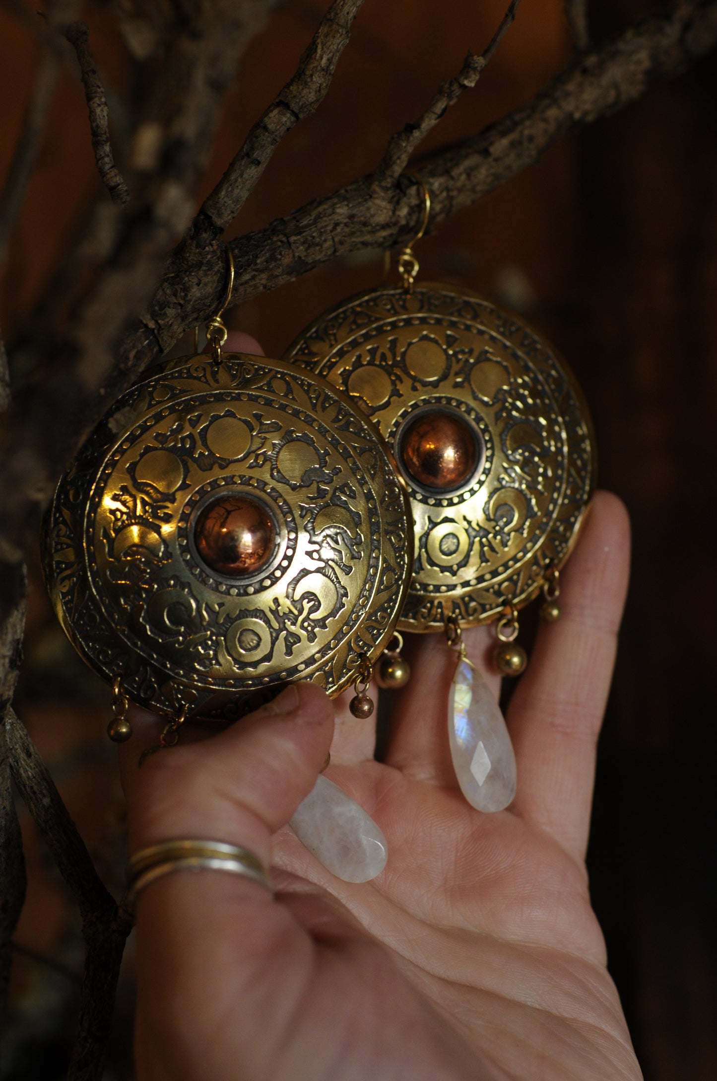 Très grandes boucles d'oreilles Bouclier cycle lunaire en laiton et labradorite blanche