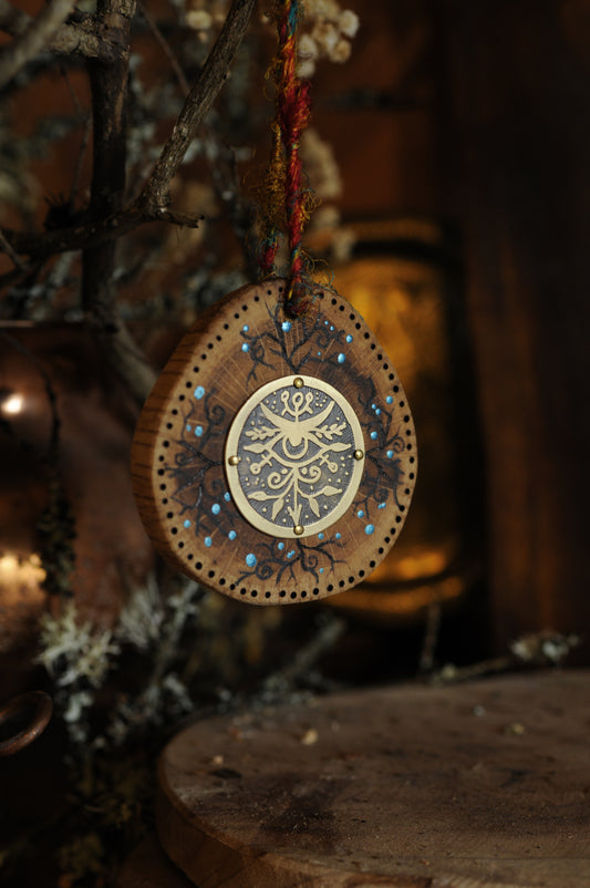 Amulette de maison, bois peint et pyrogravé et médaillon en laiton gravé