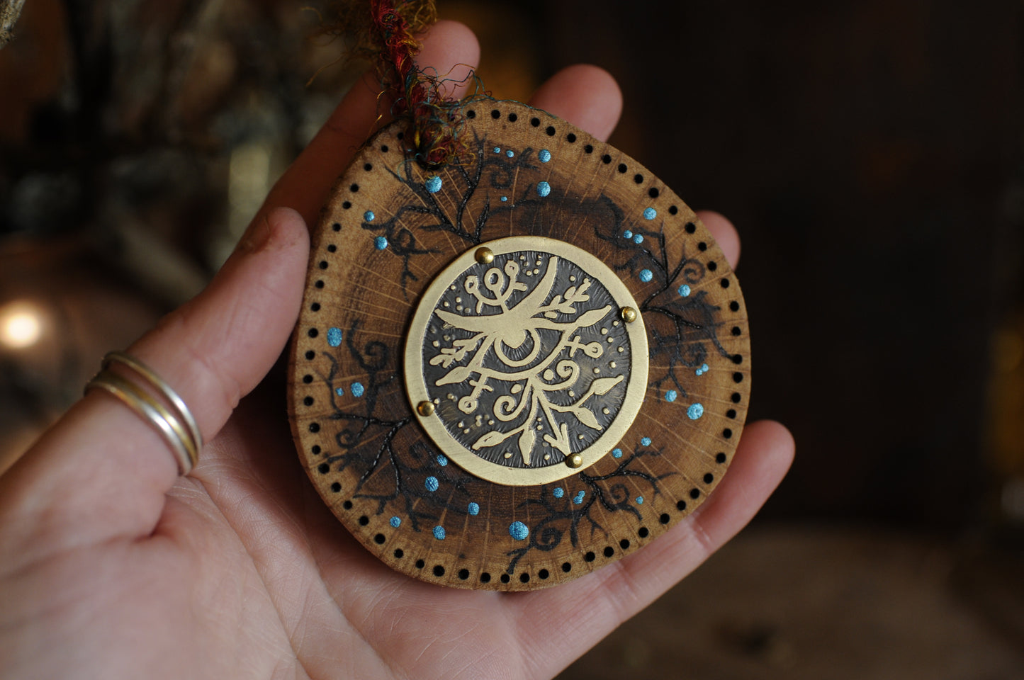 Amulette de maison, bois peint et pyrogravé et médaillon en laiton gravé