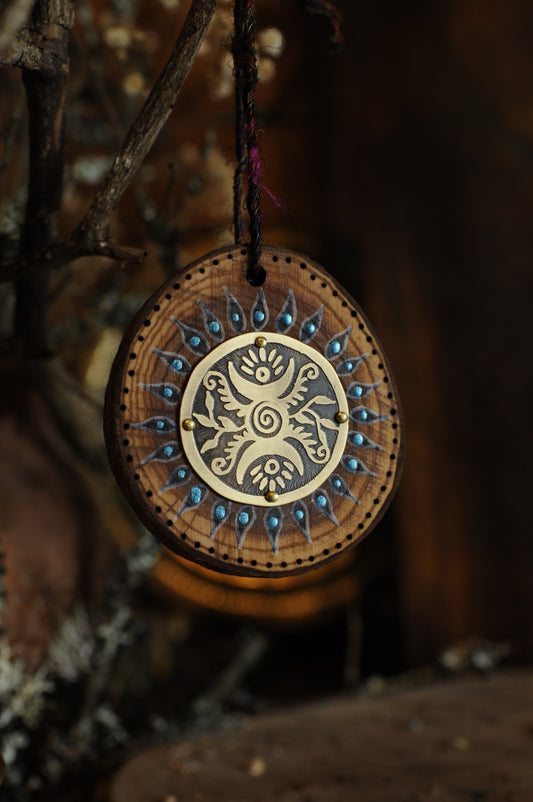 Amulette de maison, bois peint et pyrogravé et médaillon en laiton gravé