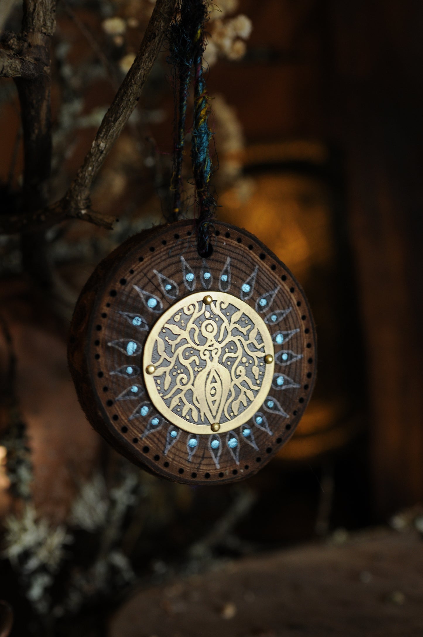 Amulette de maison, bois peint et pyrogravé et médaillon en laiton gravé