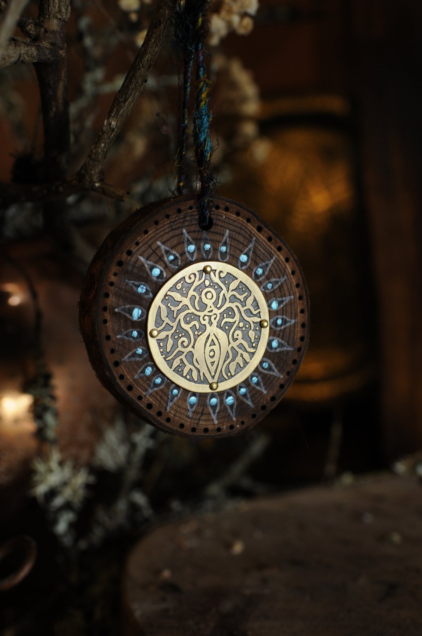 Amulette de maison, bois peint et pyrogravé et médaillon en laiton gravé