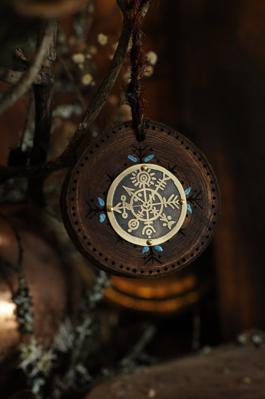 Amulette de maison, bois peint et pyrogravé et médaillon en laiton gravé