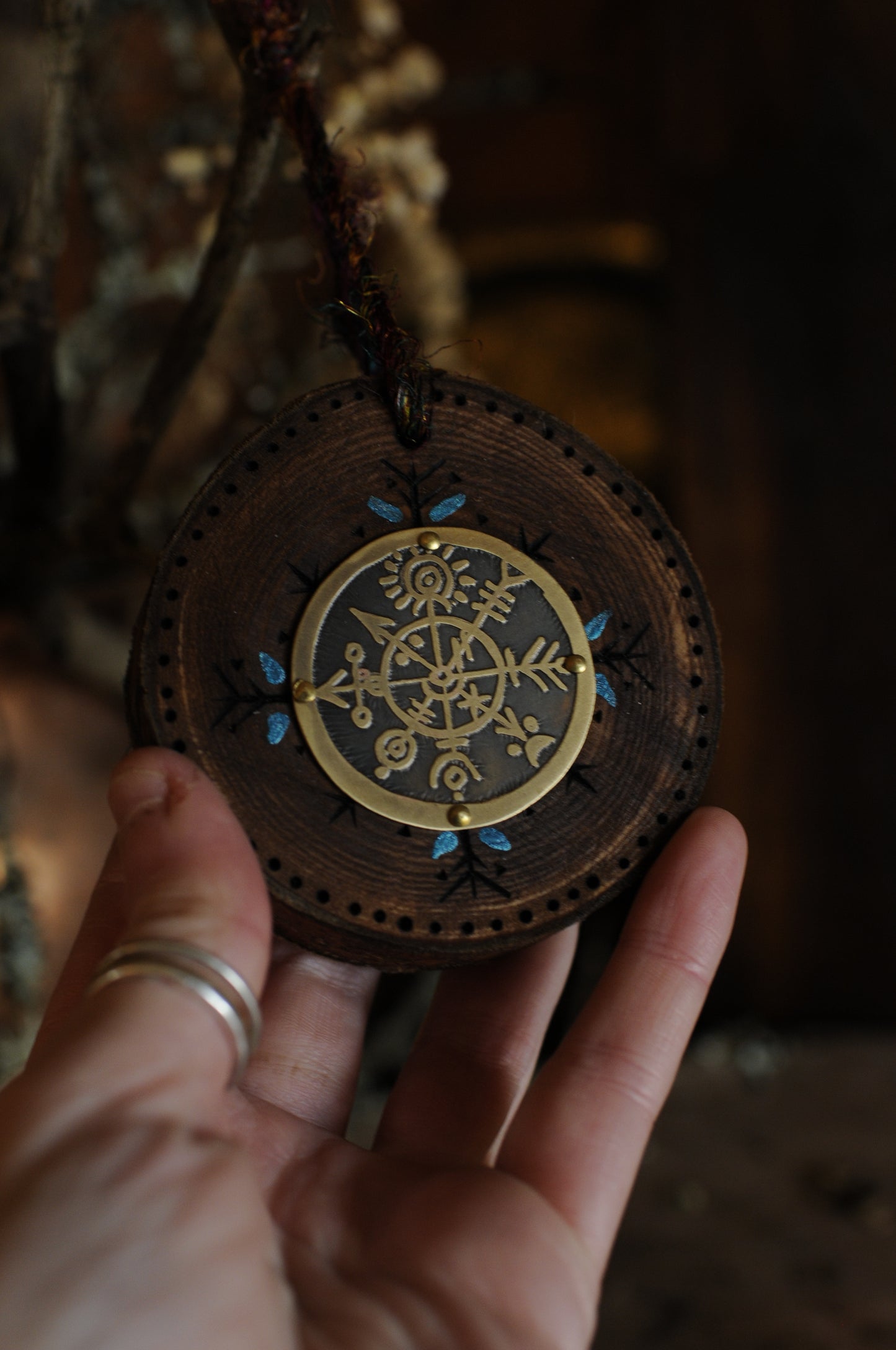 Amulette de maison, bois peint et pyrogravé et médaillon en laiton gravé