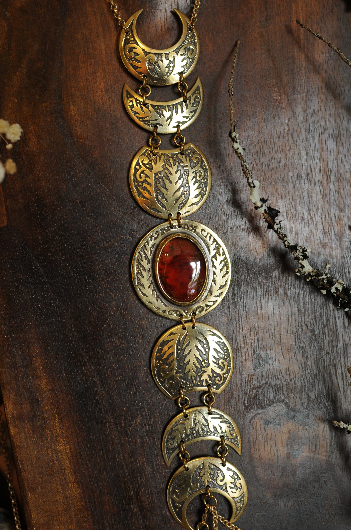Grand bijou de corps Cycle lunaire en laiton gravé avec grenat orangé