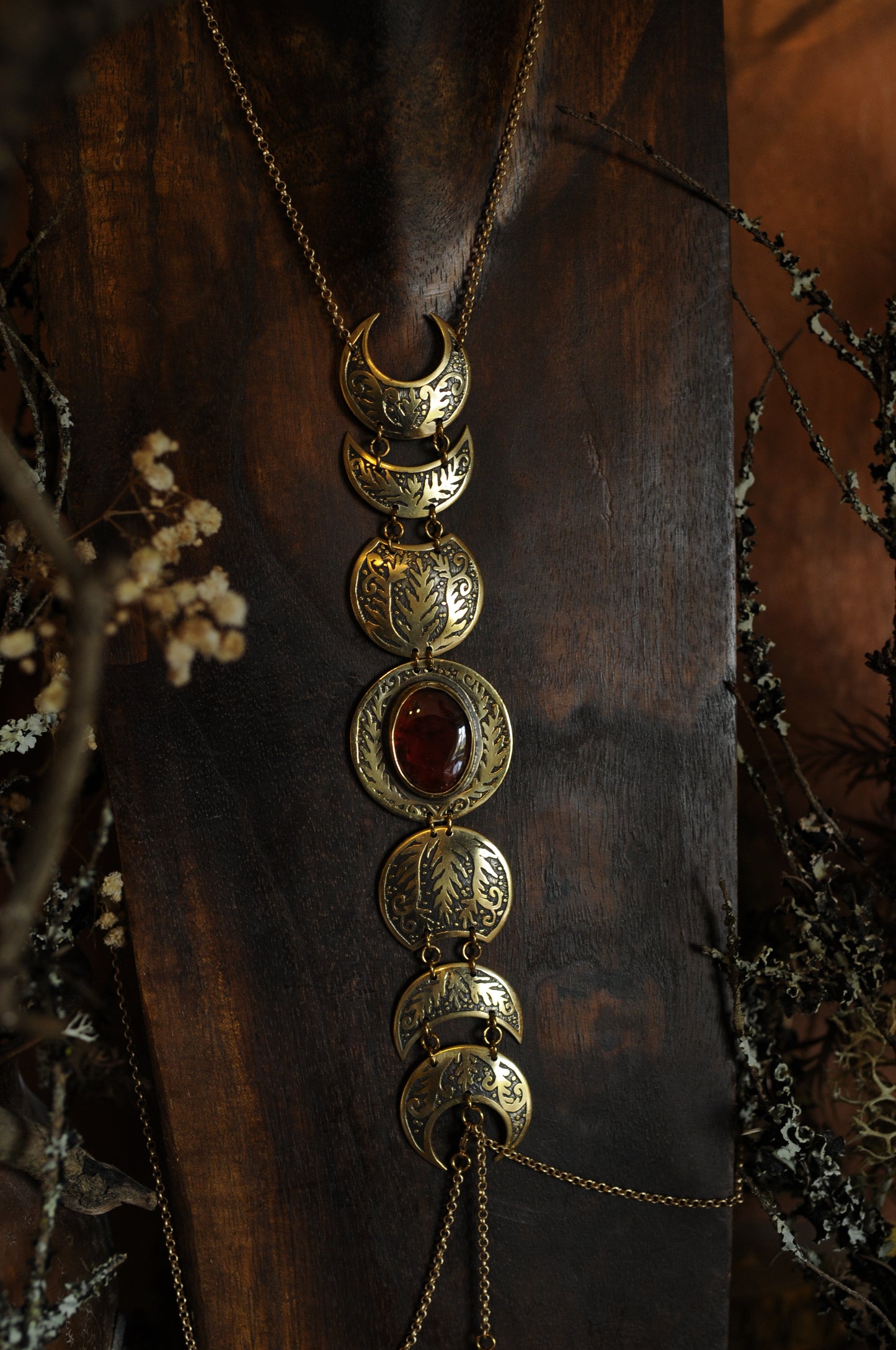 Grand bijou de corps Cycle lunaire en laiton gravé avec grenat orangé