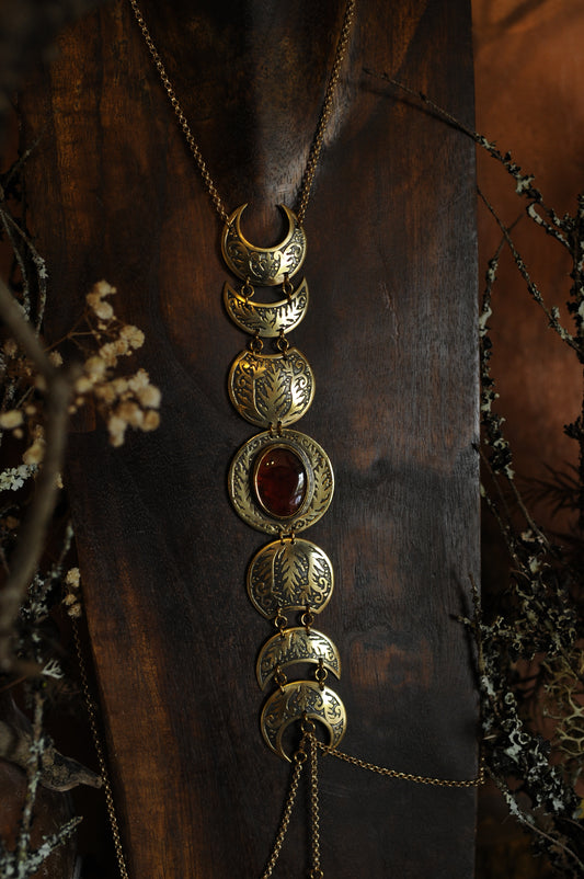 Grand bijou de corps Cycle lunaire en laiton gravé avec grenat orangé