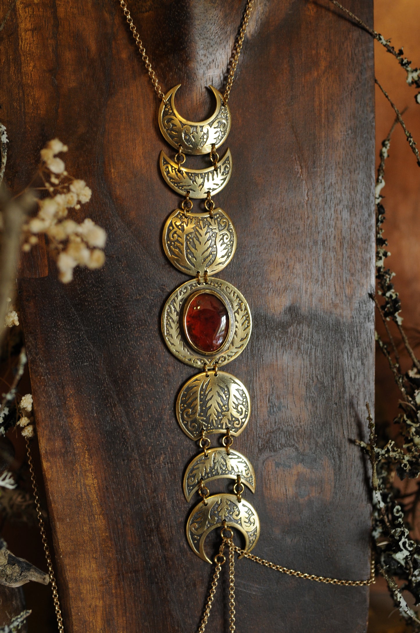 Grand bijou de corps Cycle lunaire en laiton gravé avec grenat orangé