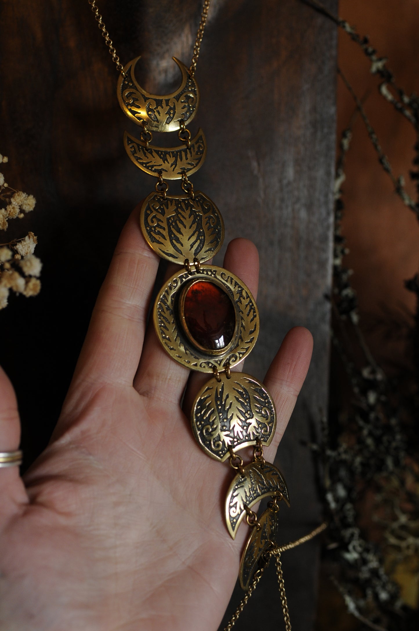 Grand bijou de corps Cycle lunaire en laiton gravé avec grenat orangé
