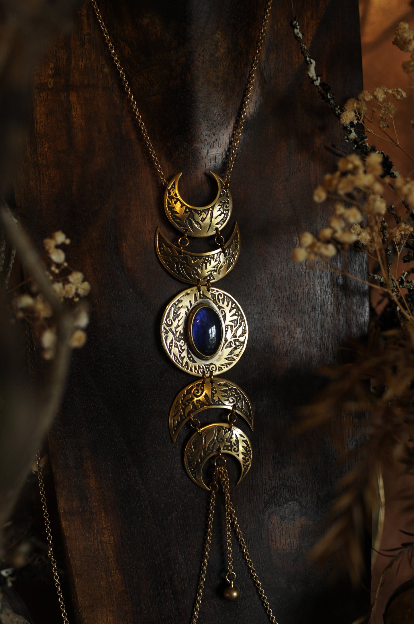 Grand bijou de corps Cycle lunaire en laiton gravé avec labradorite bleu foncé
