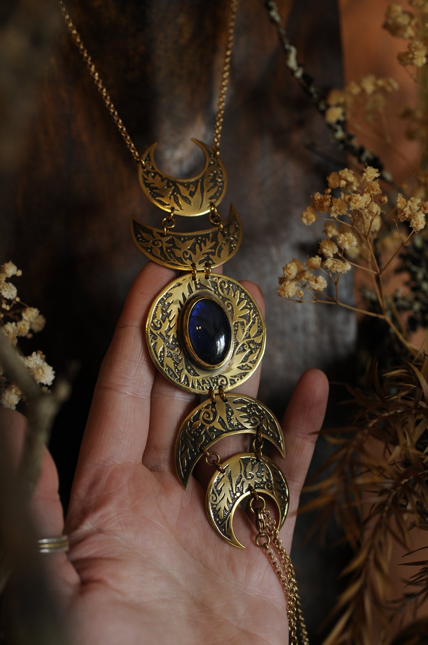 Grand bijou de corps Cycle lunaire en laiton gravé avec labradorite bleu foncé