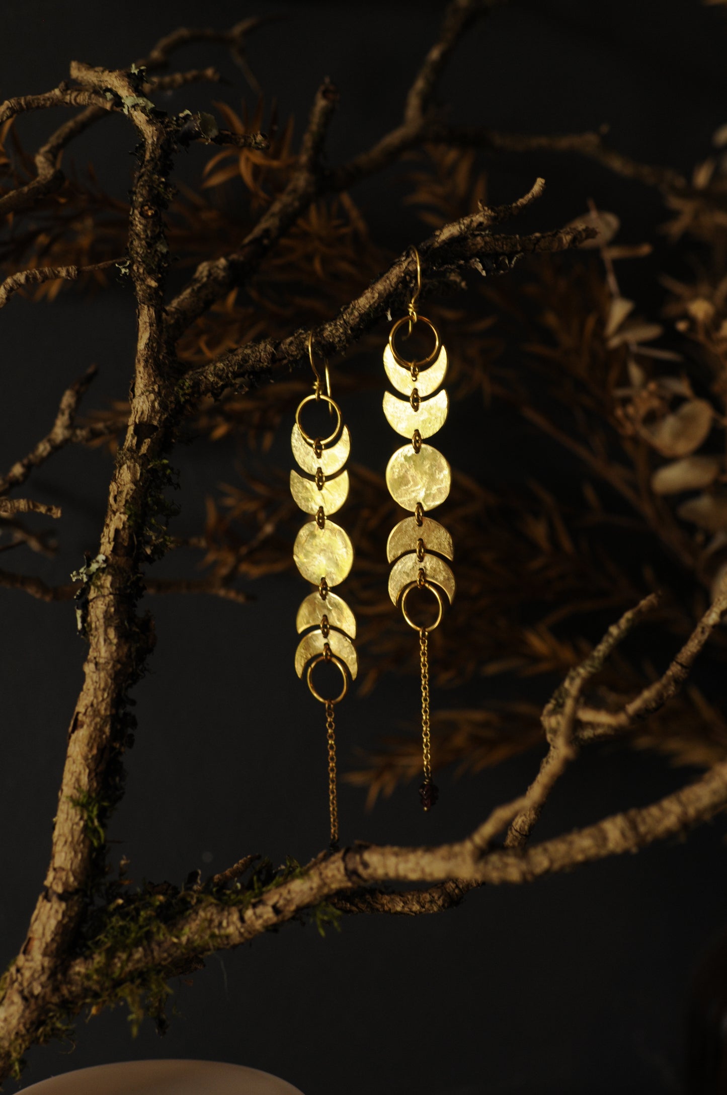 Longues boucles d'oreilles Cycle lunaire en laiton et perle de grenat