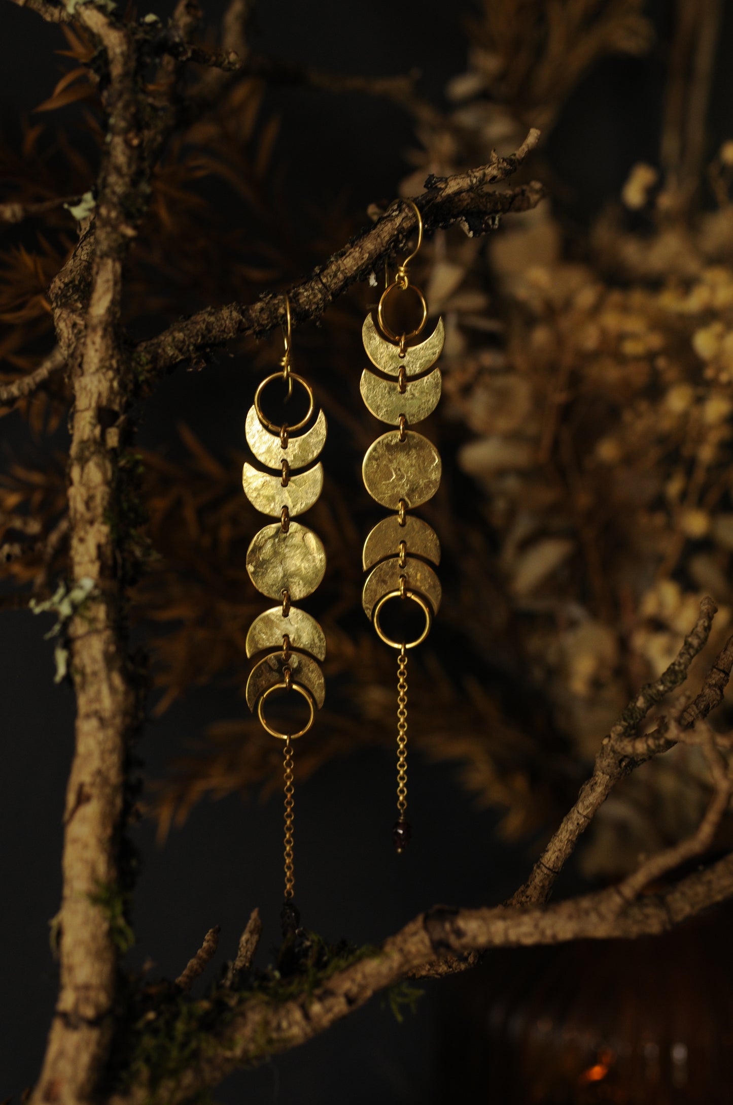 Longues boucles d'oreilles Cycle lunaire en laiton et perle de grenat