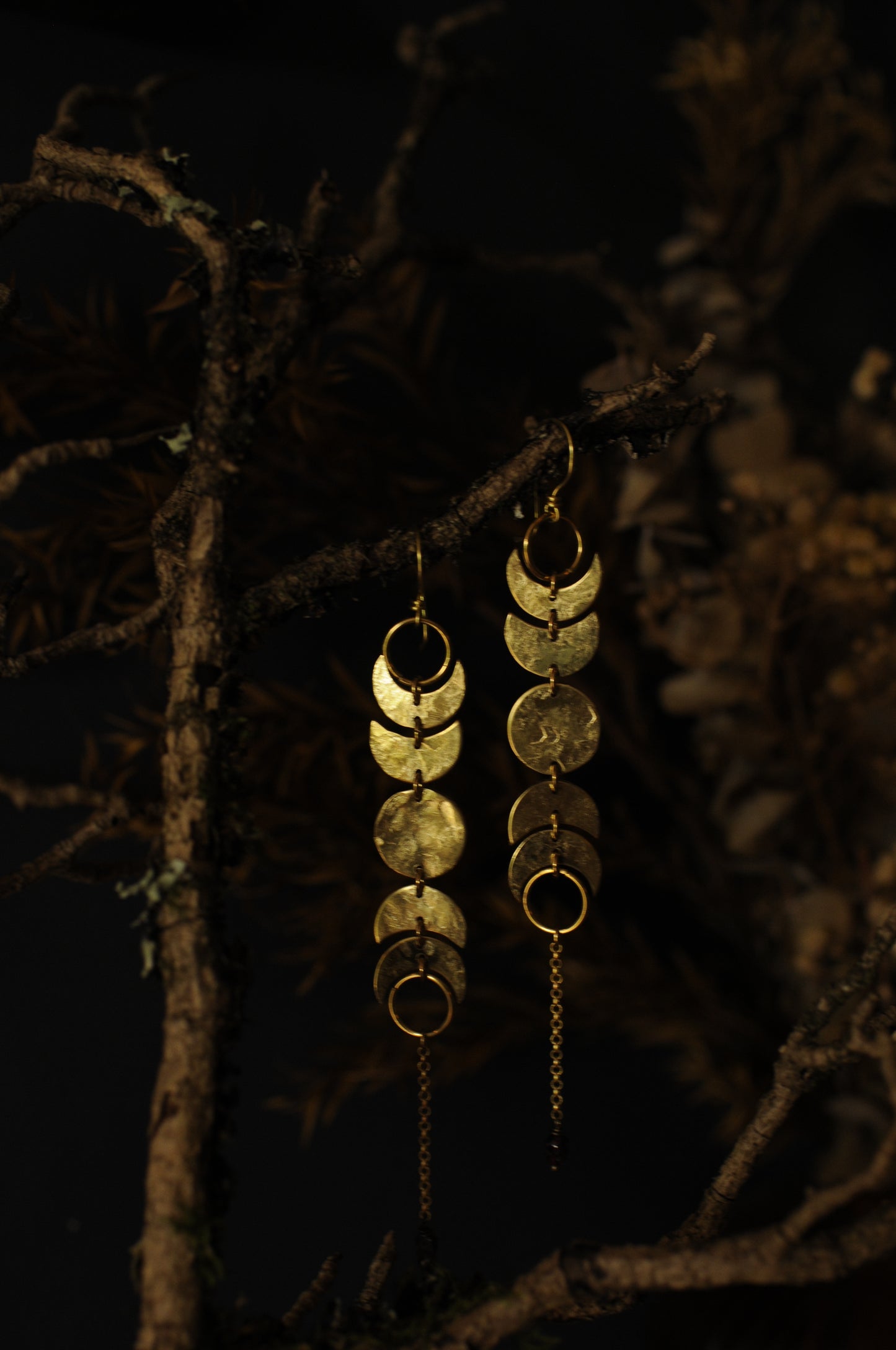 Longues boucles d'oreilles Cycle lunaire en laiton et perle de grenat