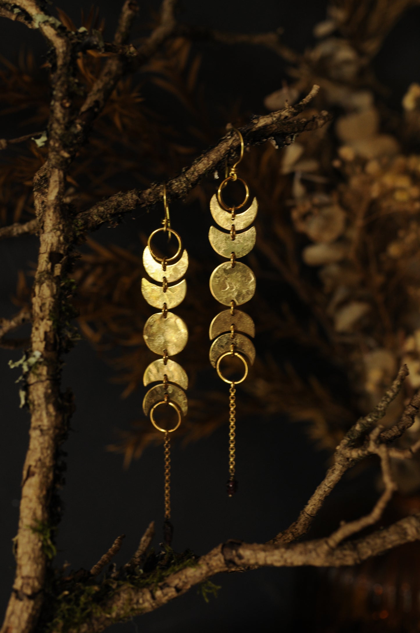 Longues boucles d'oreilles Cycle lunaire en laiton et perle de grenat