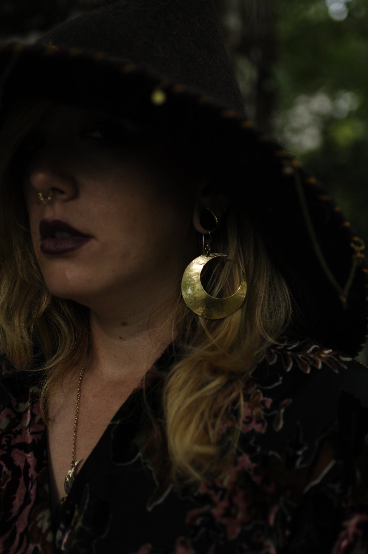 Boucles d'oreilles grand croissant de lune martelé en laiton