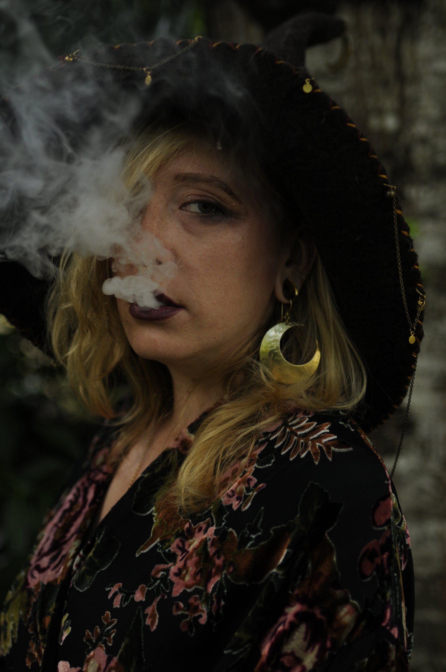 Boucles d'oreilles grand croissant de lune martelé en laiton