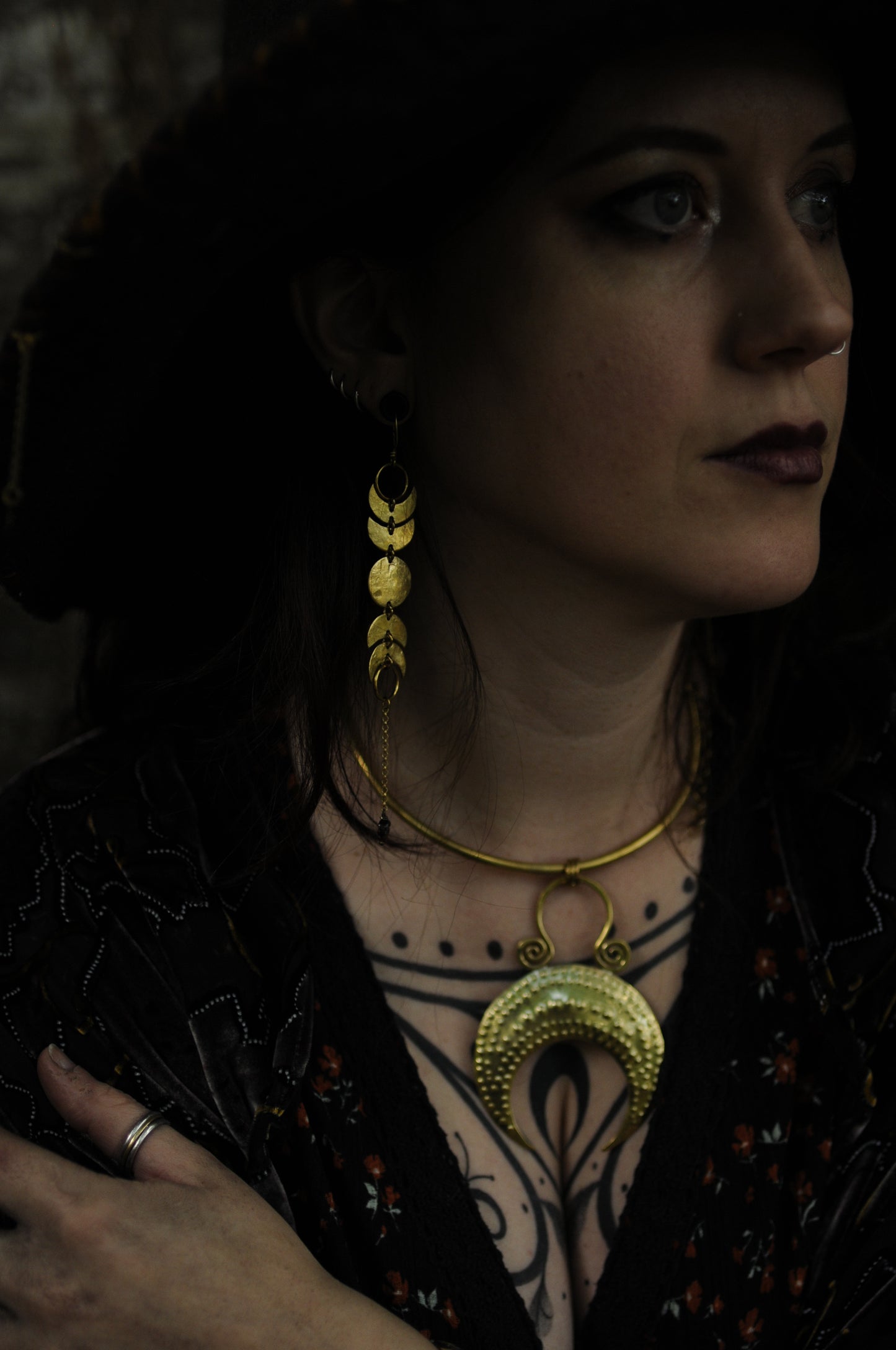 Longues boucles d'oreilles Cycle lunaire en laiton et perle de grenat