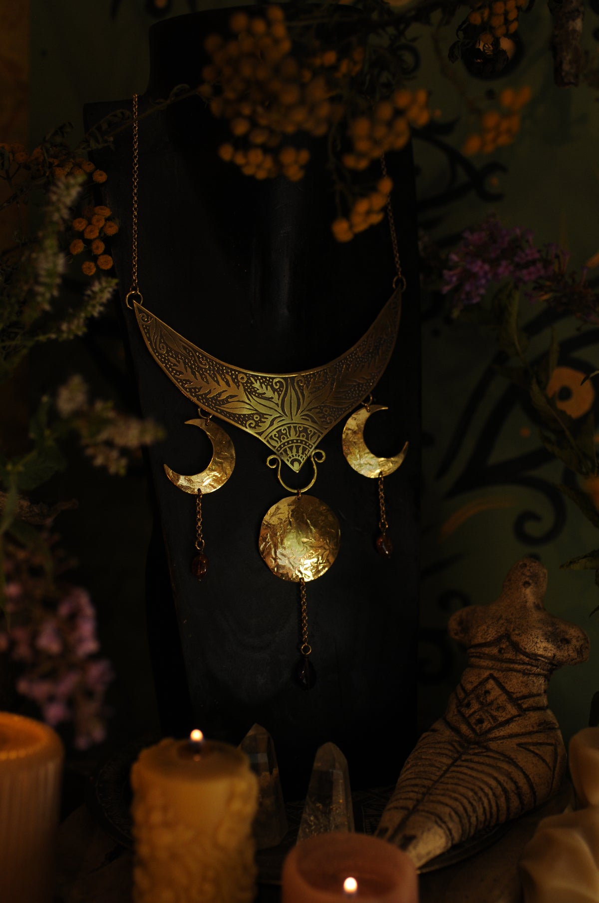 Petit plastron en laiton gravé, triple lune , grenats et améthyste