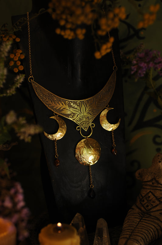 Petit plastron en laiton gravé, triple lune , grenats et améthyste
