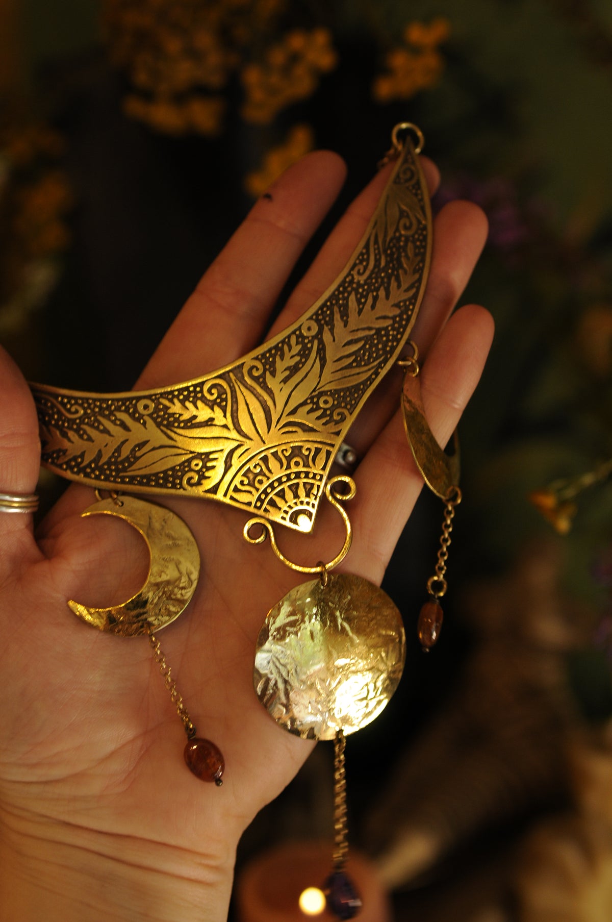 Petit plastron en laiton gravé, triple lune , grenats et améthyste