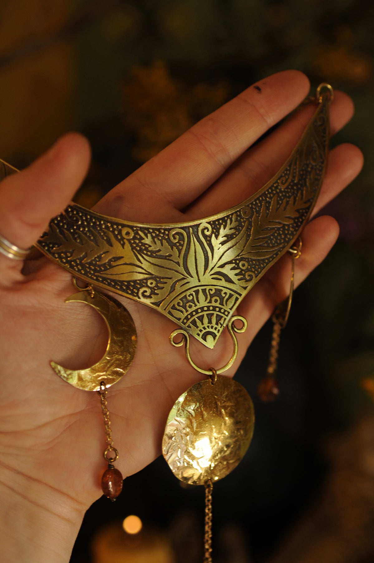 Petit plastron en laiton gravé, triple lune , grenats et améthyste