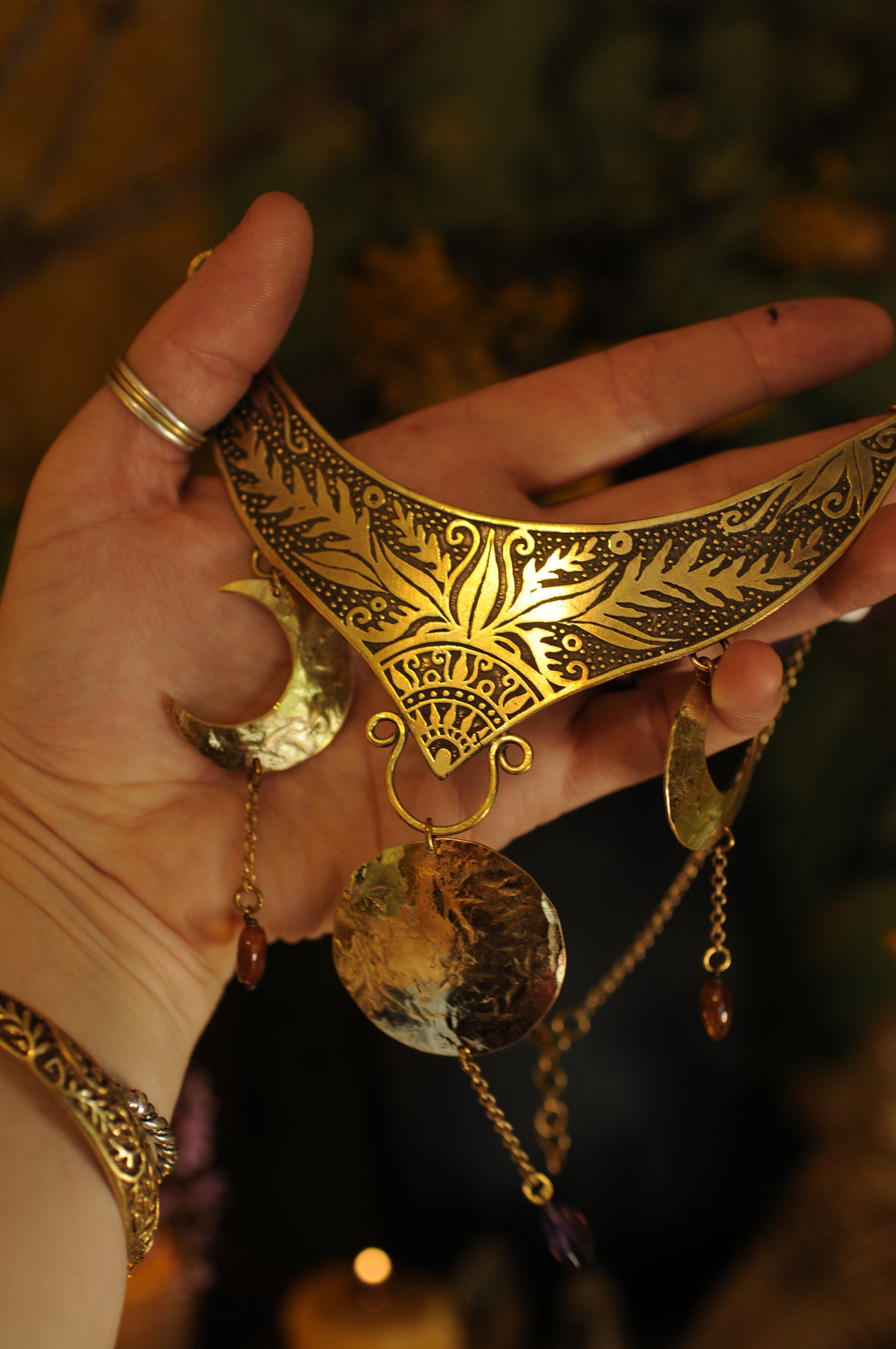 Petit plastron en laiton gravé, triple lune , grenats et améthyste
