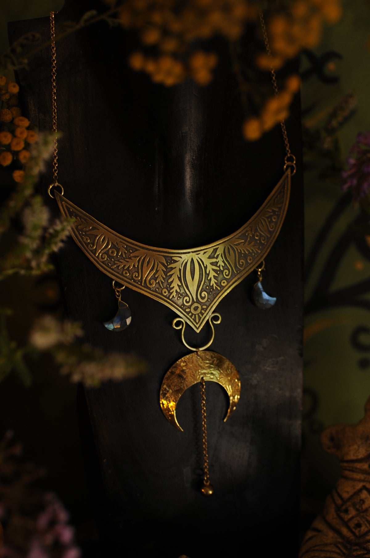Collier plastron en laiton gravé avec grande lune en laiton et lune en labradorites