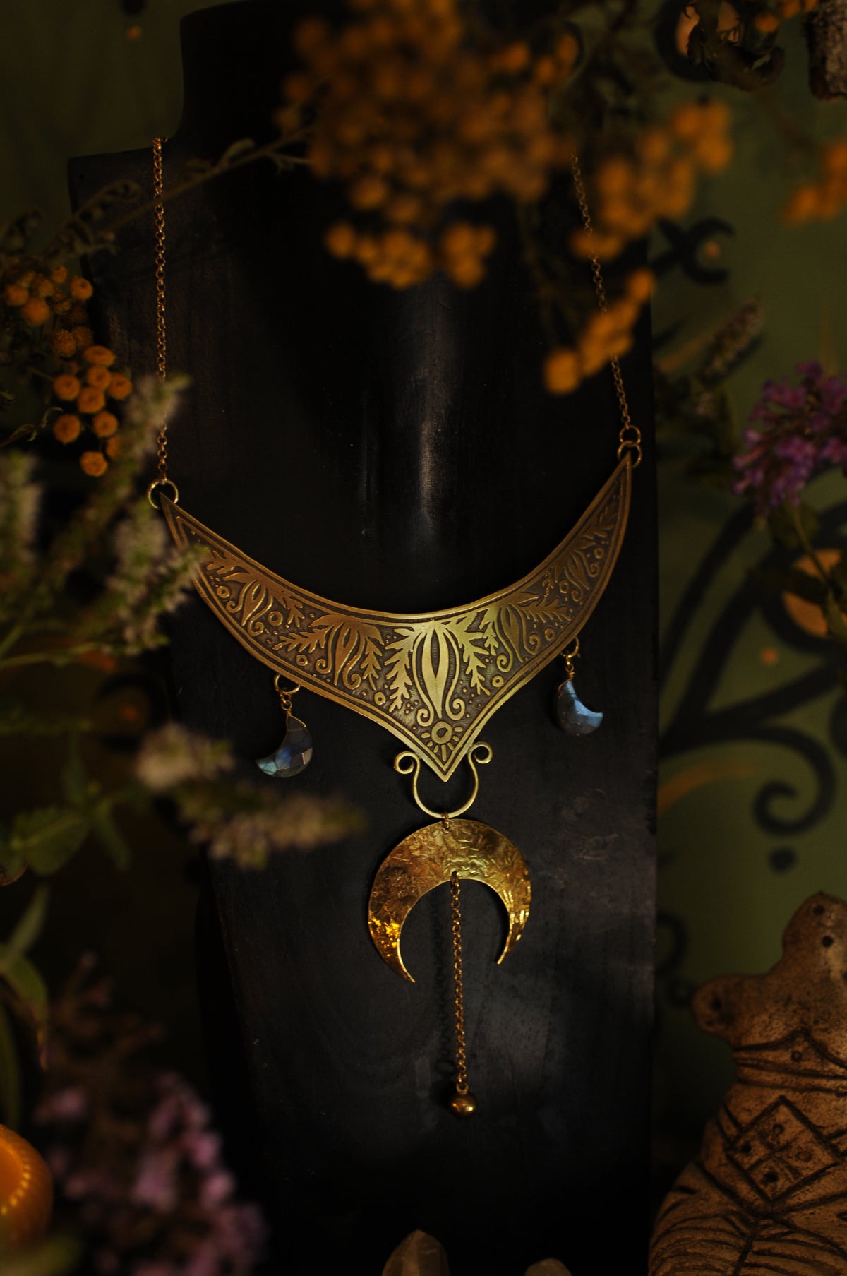 Collier plastron en laiton gravé avec grande lune en laiton et lune en labradorites