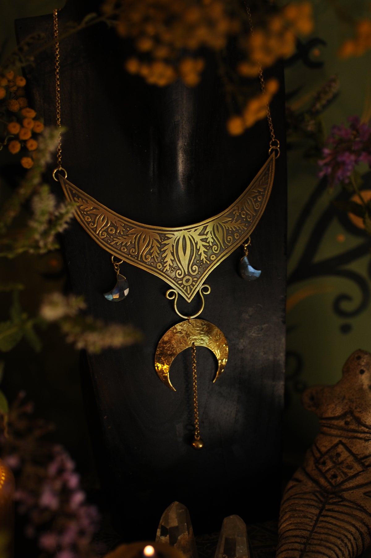 Collier plastron en laiton gravé avec grande lune en laiton et lune en labradorites