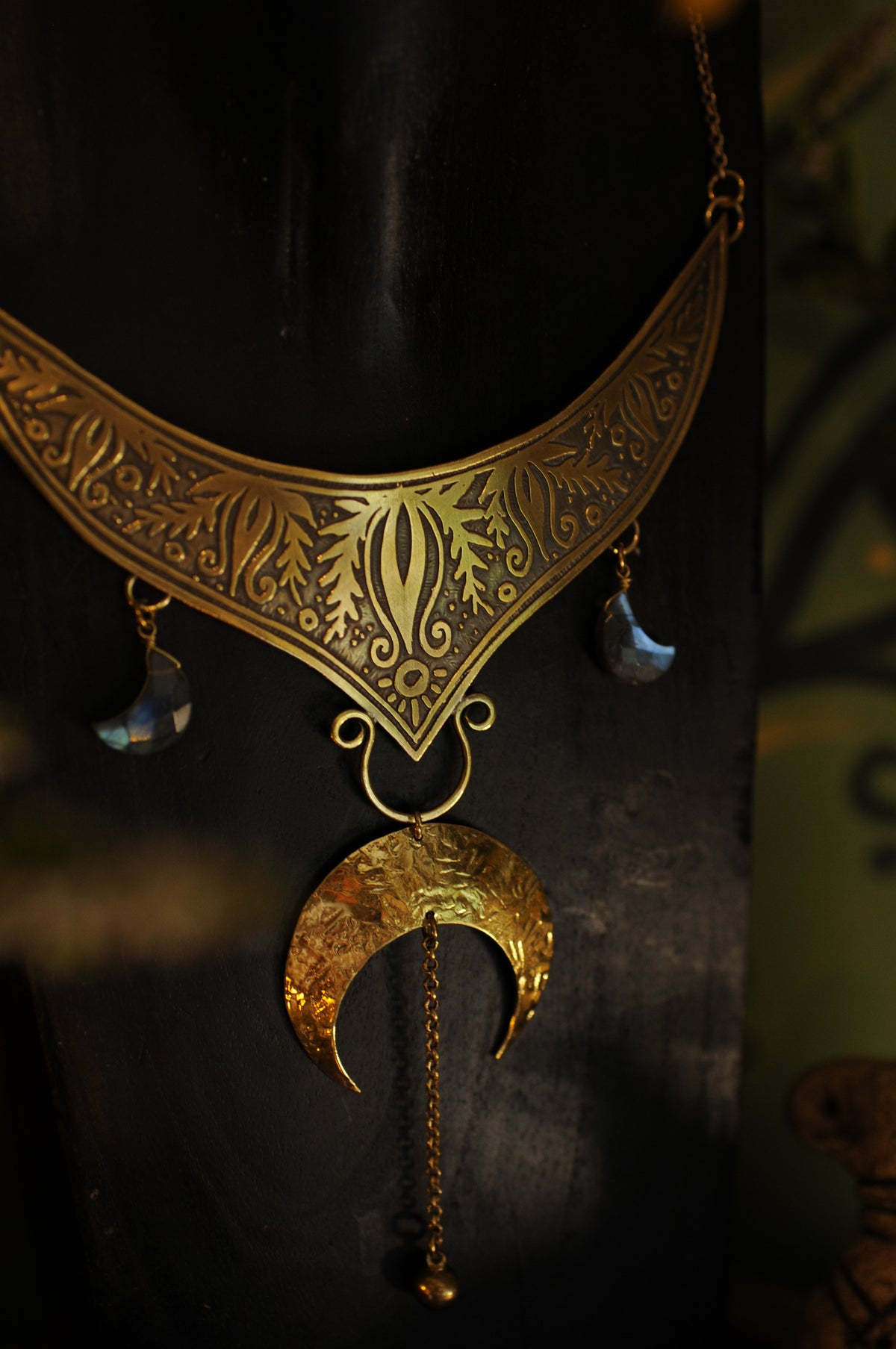 Collier plastron en laiton gravé avec grande lune en laiton et lune en labradorites