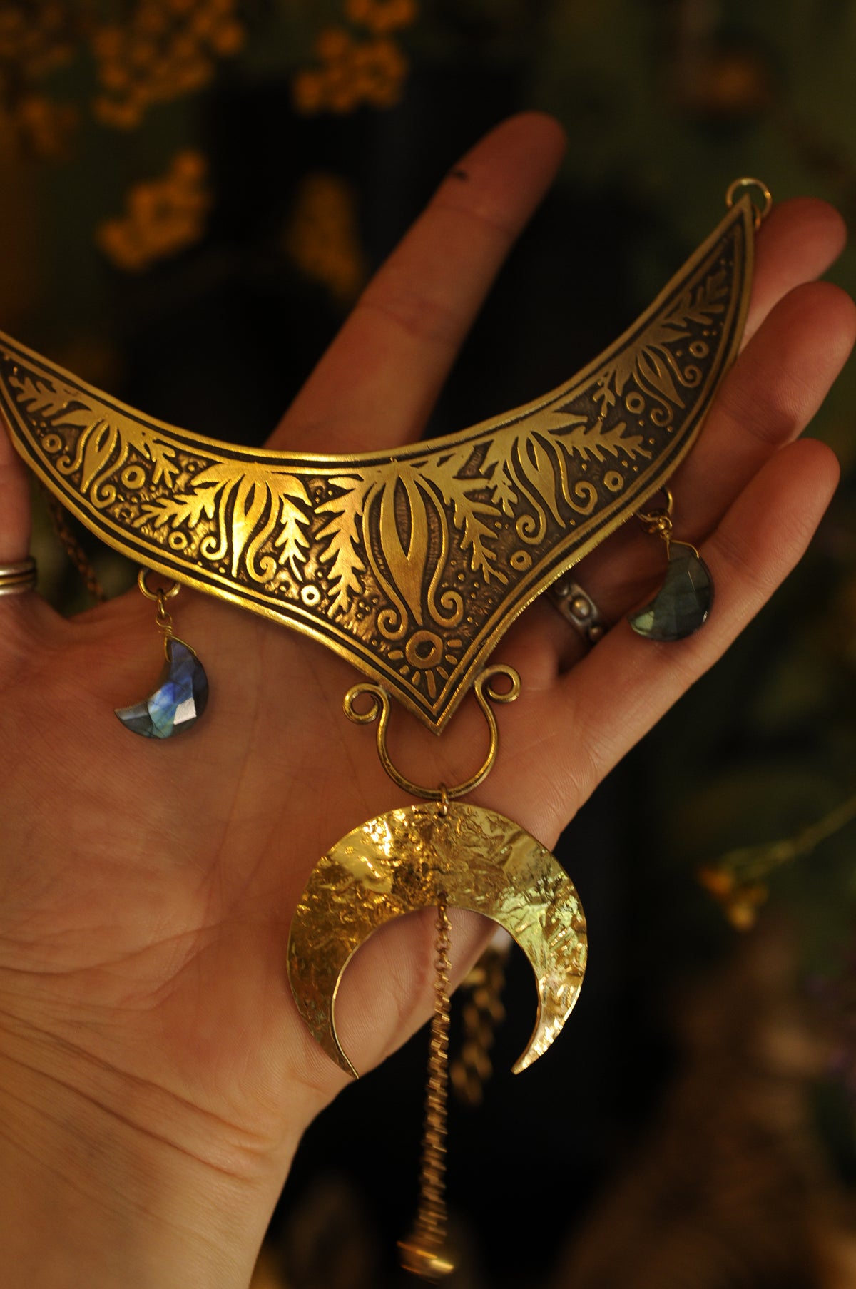 Collier plastron en laiton gravé avec grande lune en laiton et lune en labradorites